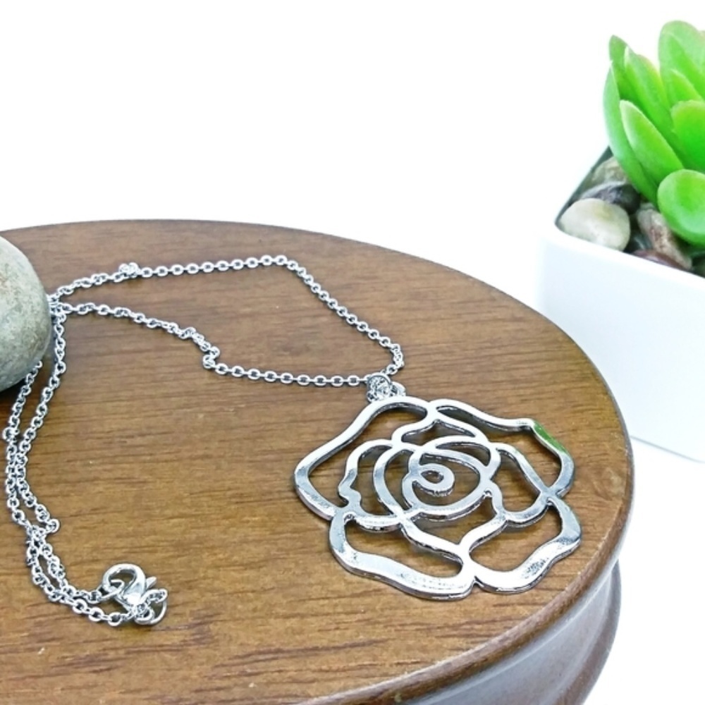 NEW Silver tone Flower Pendant Necklace